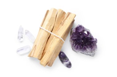 Palo santo sopaları ve değerli taşlar beyaz, üst görünümde izole