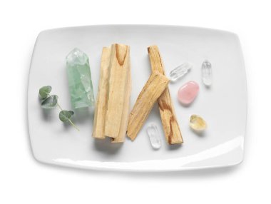 Palo santo sopaları ve değerli taşlar beyaz, üst görünümde izole