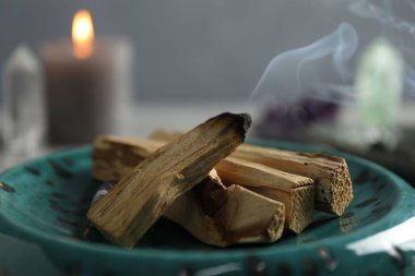 Yanan Palo Santo masaya yapıştı, yakın plan.