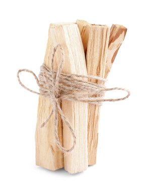 Beyaz arkaplanda bir avuç palo santo var.