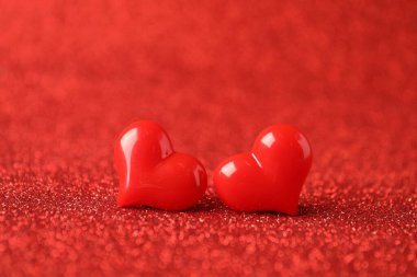 Parlak kırmızı arka planda dekoratif kalpler. Sevgililer günün kutlu olsun.