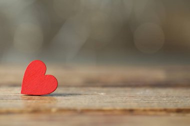 Sevgililer Günü. Ahşap masada dekoratif kalp, yakın plan. Metin için boşluk
