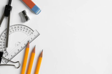 Beyaz arkaplan üzerinde cetvel ve diğer kırtasiye düz bileşimi, metin için boşluk