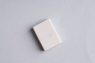 Gri arkaplanda bir silgi, üst görünümde