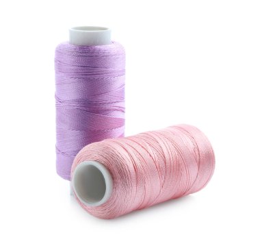 Parlak dikiş iplikleri beyaza izole edilmiş