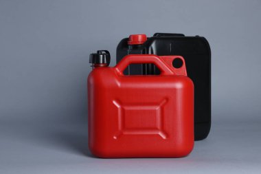 Açık gri arkaplanda iki plastik kutu, metin için boşluk