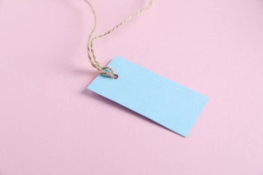 Açık pembe arkaplanda dizgisi olan boş etiket, kapat