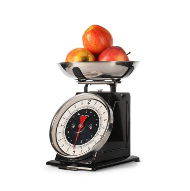 Beyaz üzerinde elmalar izole edilmiş Retro mekanik mutfak ölçeği