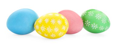 Mutlu Paskalyalar. Parlak boyalı yumurtalar beyaza izole edilmiş