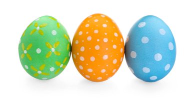 Mutlu Paskalyalar. Parlak boyalı yumurtalar beyaza izole edilmiş