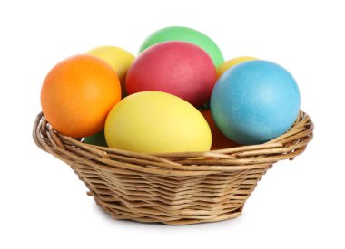 Birçok süslü Paskalya yumurtası beyaz sepetin içinde izole edilmiş.