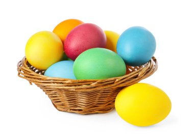 Birçok süslü Paskalya yumurtası beyaz sepetin içinde izole edilmiş.