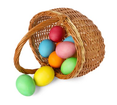Birçok süslü Paskalya yumurtası beyaz sepetin içinde izole edilmiş.