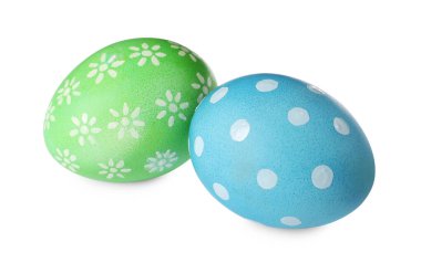 İki süslü Paskalya yumurtası beyaza izole edilmiş.