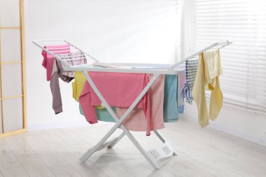 Evde temiz çamaşırlarla kuru askı.