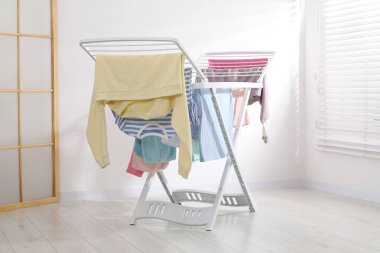 Evde temiz çamaşırlarla kuru askı.