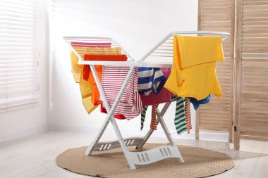 Evde temiz çamaşırlarla kuru askı.