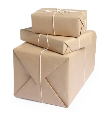 Kraft kağıdına sarılı paketler beyaza izole edildi