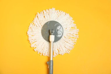 Sarı arkaplanda dizgi paspası, üst görünüm