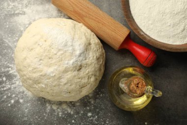 Taze hamur, un, yağ ve merdane gri masa, düz uzanmış