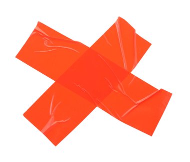 Beyaz arkaplanda kırmızı yapışkan banttan yapılmış çapraz görünüm