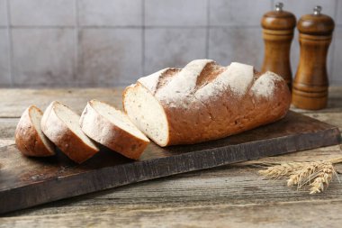 Tahta kesme tahtası taze ekmek, çivi ve salıncaklar ahşap masa, yakın çekim