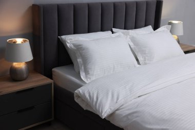 Evde temiz çarşaf ve yastıklı yatak