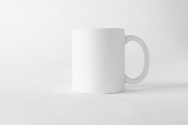 Beyaz arka planda boş bir kupa. Tasarım için model
