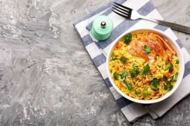 Sebzeli lezzetli pilav ve gri masada tavuk, üst manzara. Metin için boşluk