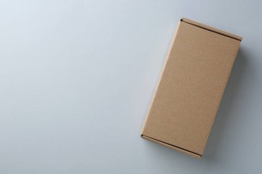 Beyaz arka planda boş bir karton kutu, üst manzara. Tasarım için model