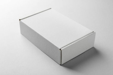 Beyaz arka planda boş bir karton kutu. Tasarım için model