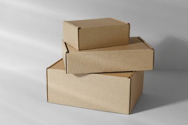 Beyaz arka planda boş karton kutular. Tasarım için model