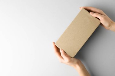 Beyaz arka planda boş karton kutulu kadın, üst manzara. Tasarım için model