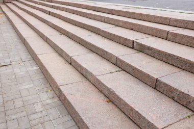 Dışarıdaki boş taş merdivenlerin yakın görüntüsü.