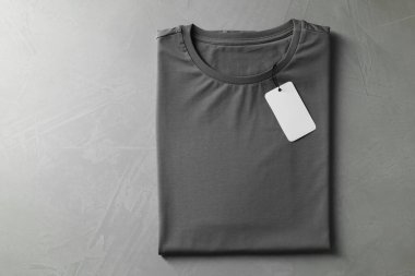 Gri arka planda boş tişört, üst manzara. Tasarım için model