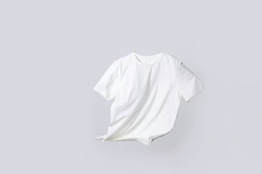 Beyaz arka planda havalı bir tişört.