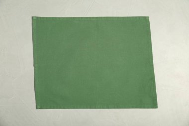 Yeşil peçete açık gri masada, üst manzara