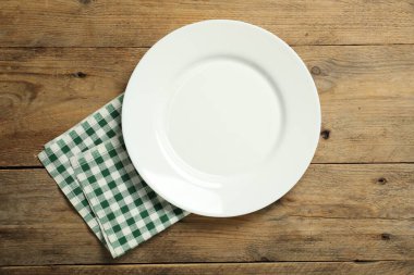 Damalı peçete ve boş tabak ahşap masa, üst görünüm