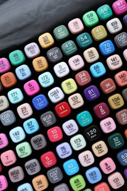 Arka plan ve üst görünüm olarak farklı çift taraflı işaretler