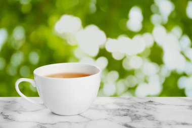 Açık havadaki mermer masada yeşil çay. Metin için boşluk