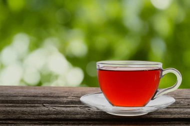 Dışarıdaki ahşap masada fincanda siyah çay. Metin için boşluk