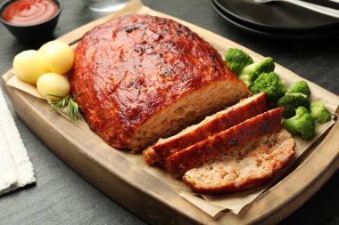 Siyah masada servis edilen lezzetli hindi köftesi, yakın plan.