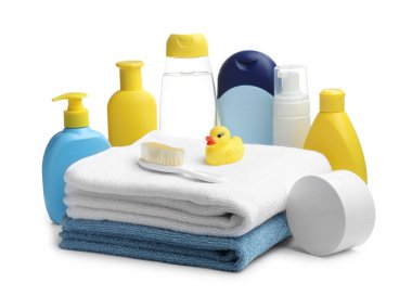 Bebek kozmetik ürünleri ve banyo aksesuarları beyaza izole edilmiş.