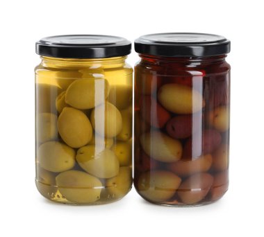 Beyaza izole edilmiş cam kavanozlarda zeytin turşusu.