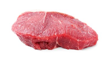 Beyaza izole edilmiş çiğ et parçası.