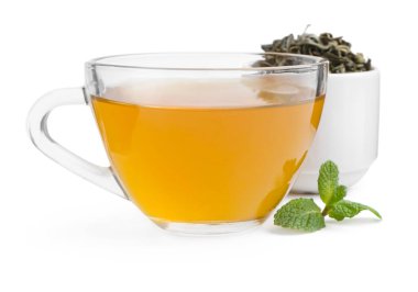 Aromatik nane çayı, taze ve kuru yapraklar beyaz üzerine izole edilmiş.