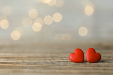 Sevgililer Günü. Ahşap masada dekoratif kalpler, yakın plan. Bokeh etkisi