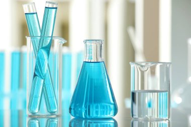 Ayna yüzeyinde sıvı bulunan laboratuvar camları, yakın plan.