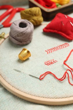 Nakış. Nakış. Çapraz dikişli tuval ve malzemeler masada, yakın plan.