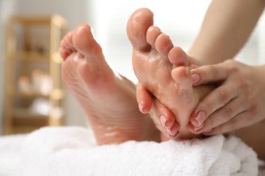 Kaplıcada ayak masajı yaptıran kadın, yakın plan.